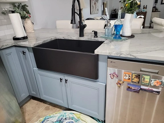 A Sinkology Turner Farmhouse Kitchen Sink Installed and displayed